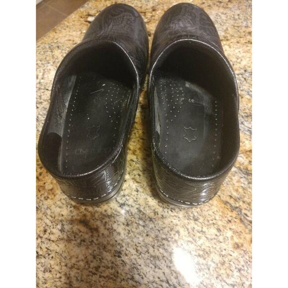 DANSKO BLACK LEATHER EMBOSSED TOOLED CLOGS SIZE 6.5 / 37 - Picture 5 of 12